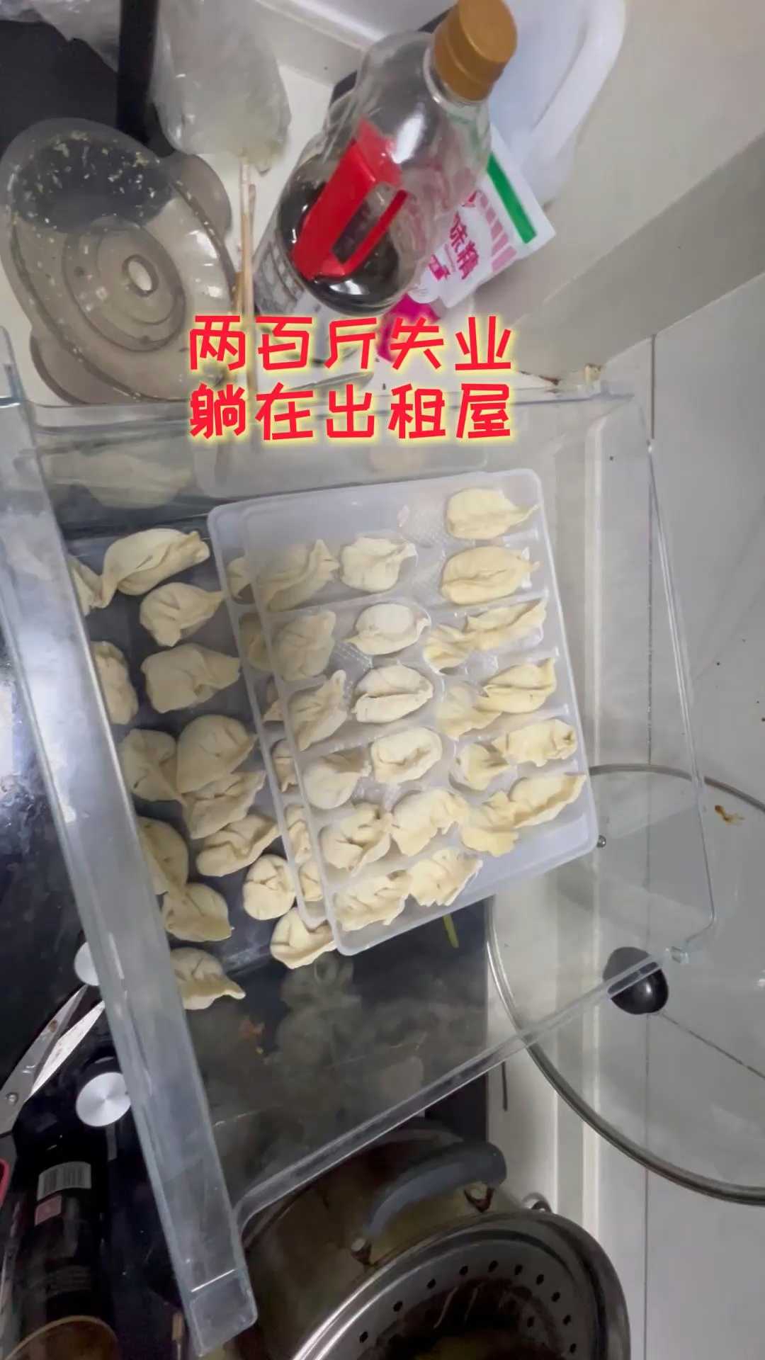两百斤东北老人失业躺在南方出租屋,自己包水饺体验故乡的味道