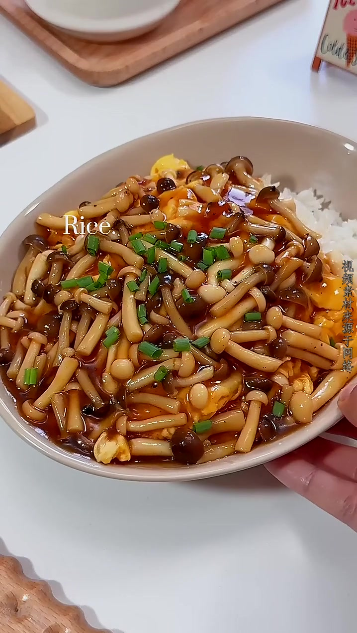 美食分享十分钟搞定晚餐蟹味菇滑蛋饭简单美味！