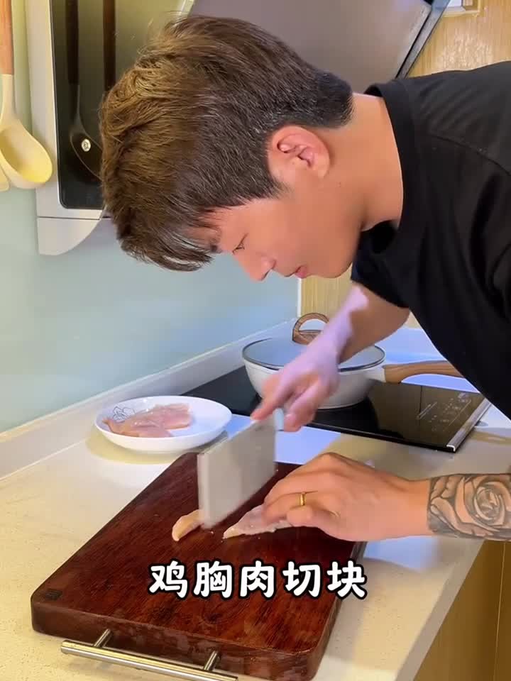 跟大家分享鸡肉松辅食做法每次给做粥或者煮面加一些进去就好了很