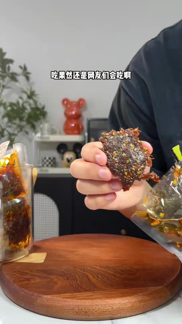 不愧是网友推荐的灯影牛肉丝,油滋滋香香辣辣的,巨巨巨好吃!