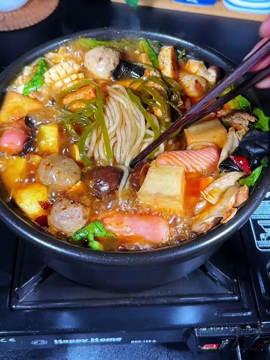 今天做了一锅热乎乎的砂锅菜，香喷喷的