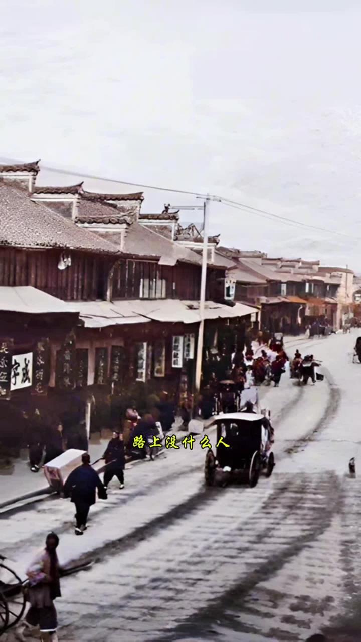 1870年上海仪凤门前的景象。门口堆满了城砖和石块，城墙外是农田和菜地