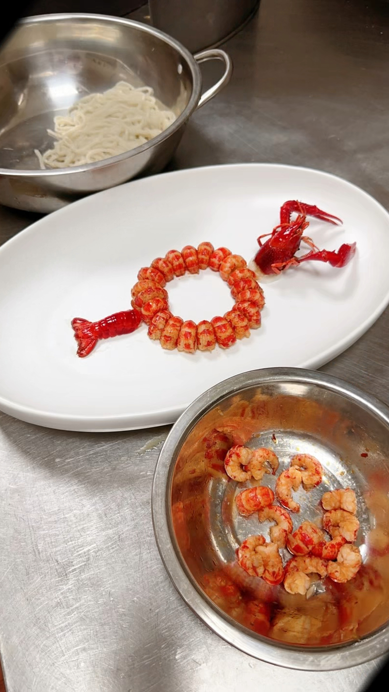 小龙虾配鱼丝.大家帮忙起个高档的名字