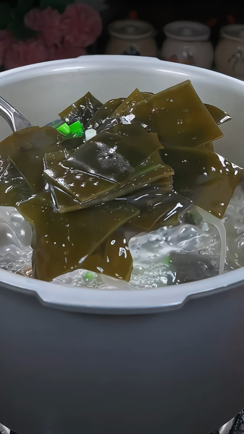 每次做这道海带筒子骨汤,连汤带肉吃个精光!#美食教程
