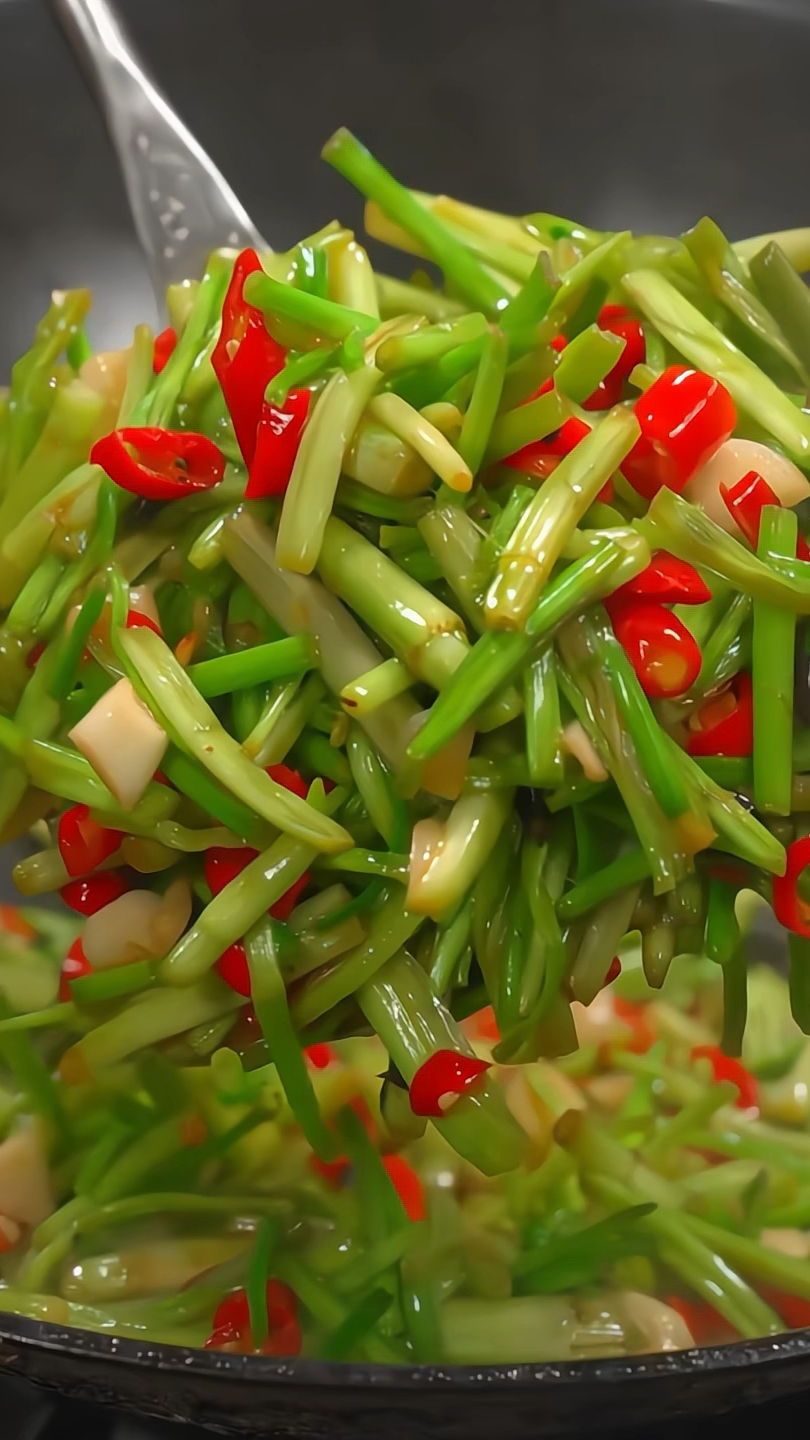 春天就是吃各种野菜的季节,今天做个豆豉辣椒炒水芹菜