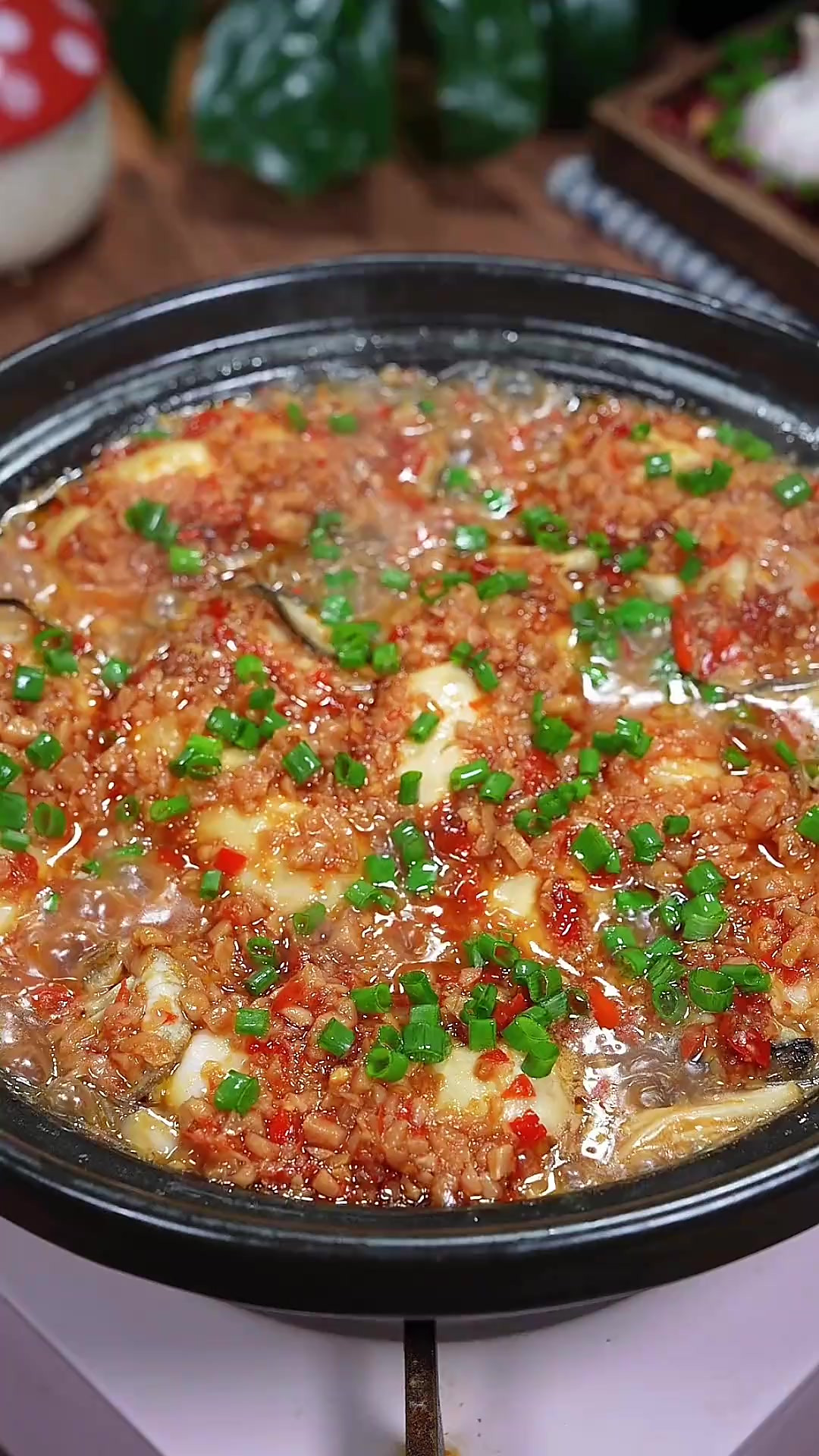 蒜蓉生蚝 年夜饭的餐桌上来一道蒜蓉生蚝，鲜嫩多汁，味道比烧烤