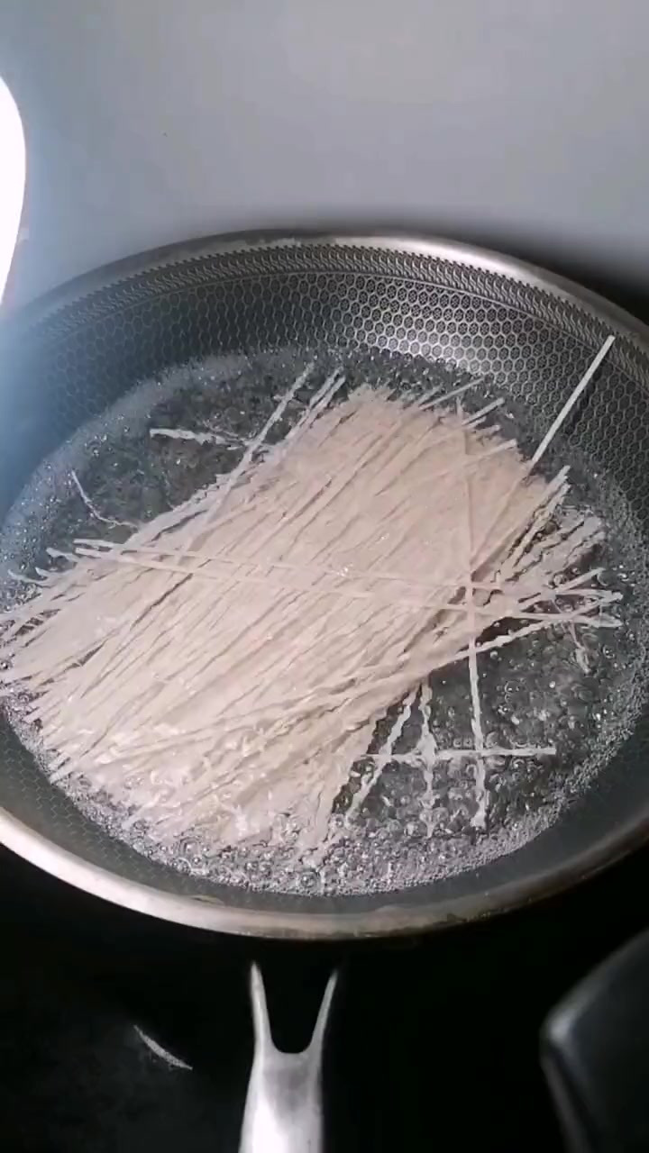 今天给大家分享一道简单好吃的，青椒肉沫咸鸭蛋拌面！
