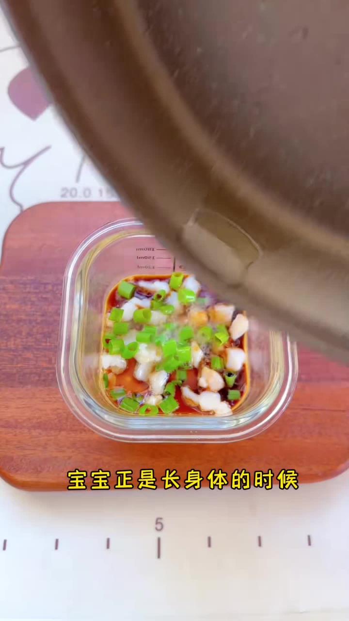 宝宝生长快速期,辅食要注意补充优质蛋白,鳕鱼蒸蛋羹安排上,鲜香嫩滑,营养又好吃