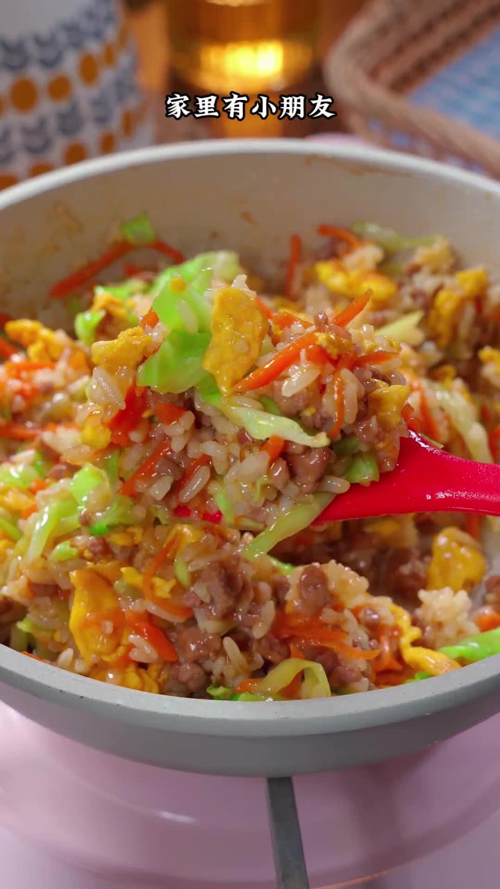 孩子正是成长的时候,我隔三差五都会给她做这个,照片牛肉饭,有菜有肉有主食,简单