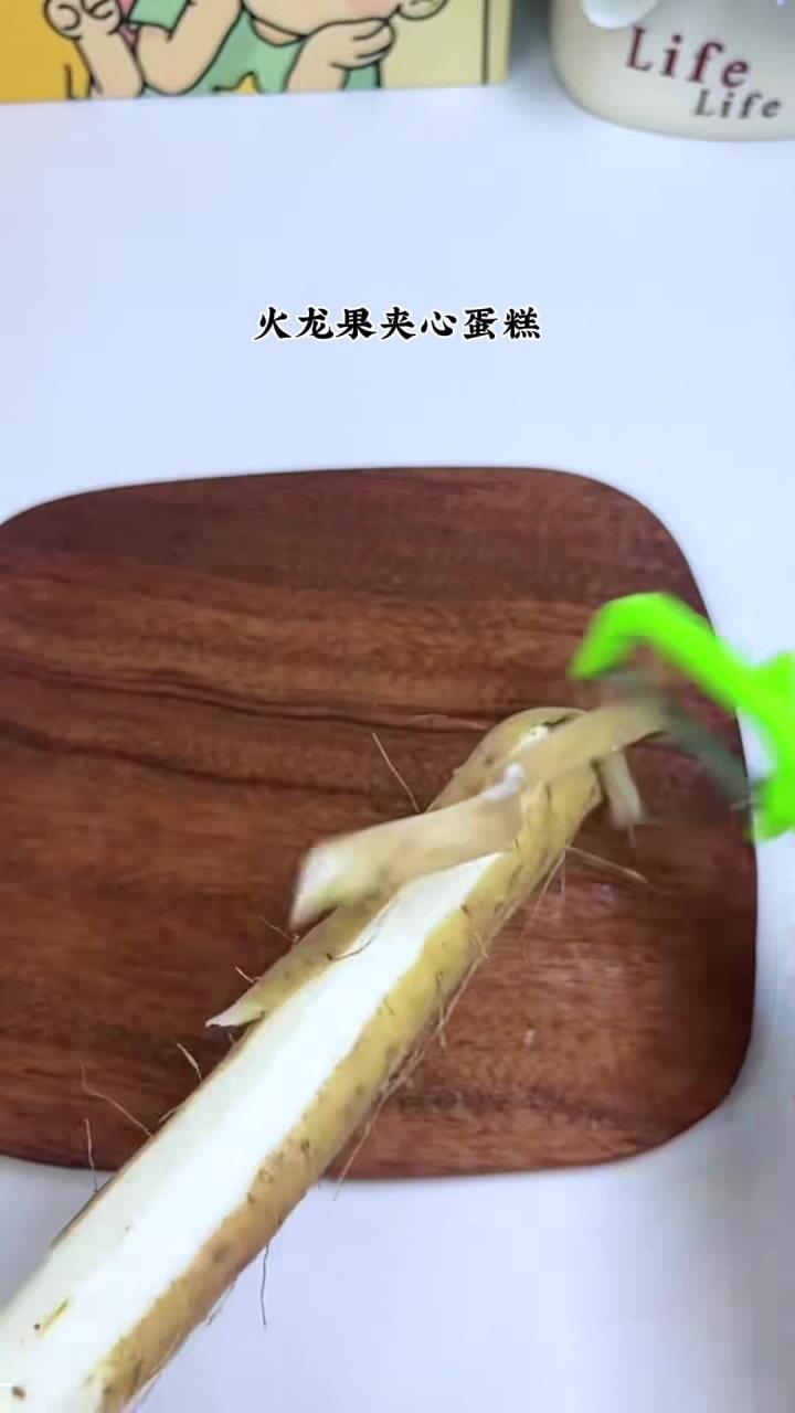 八个月宝宝就能吃的火龙果夹心蒸糕，松软绵密，一口爆浆，赶快给宝宝安排吧