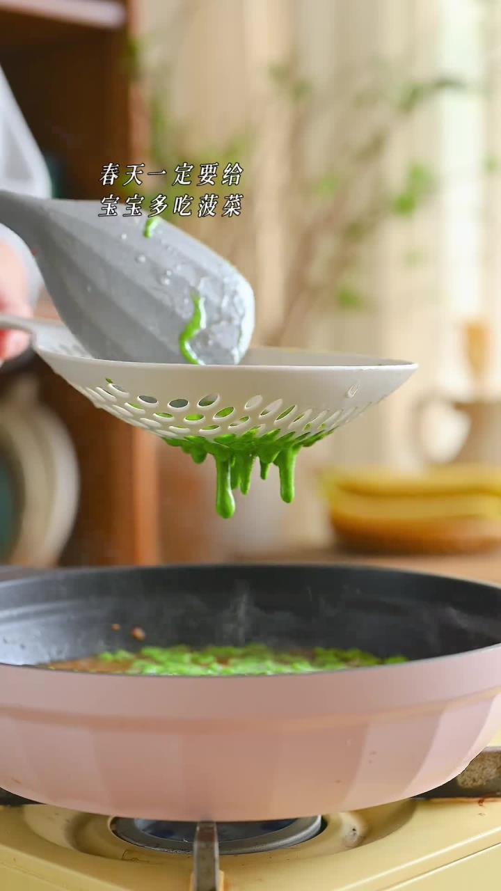 宝宝不爱吃菠菜?可以试试做成这样的菠菜疙瘩汤,软糯香甜,好吃又营养,对宝宝肚肚还