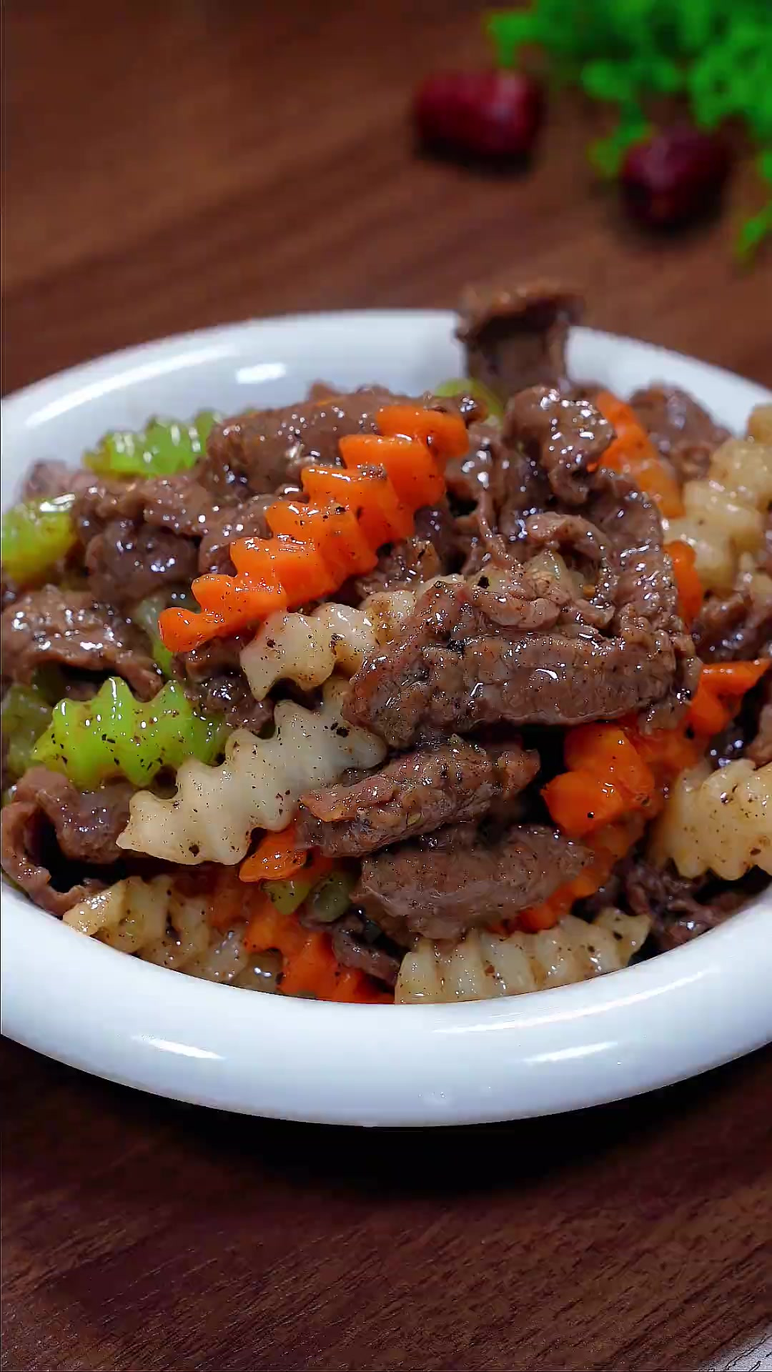 孩子平时上学很辛苦，聪明的妈妈经常都会做这道胡萝卜山药炒牛肉