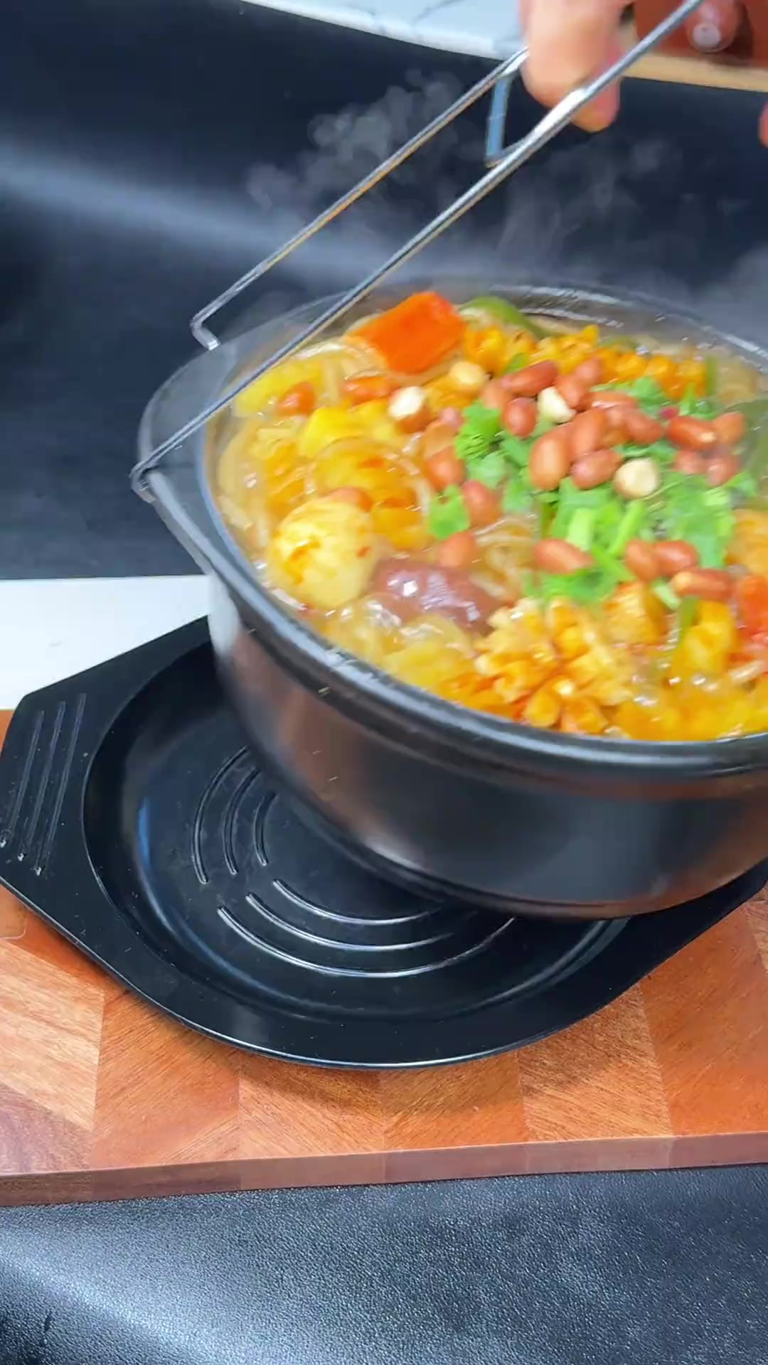 下班回家5分钟就可以搞定这个香喷喷的砂锅麻辣烫，简单又好吃