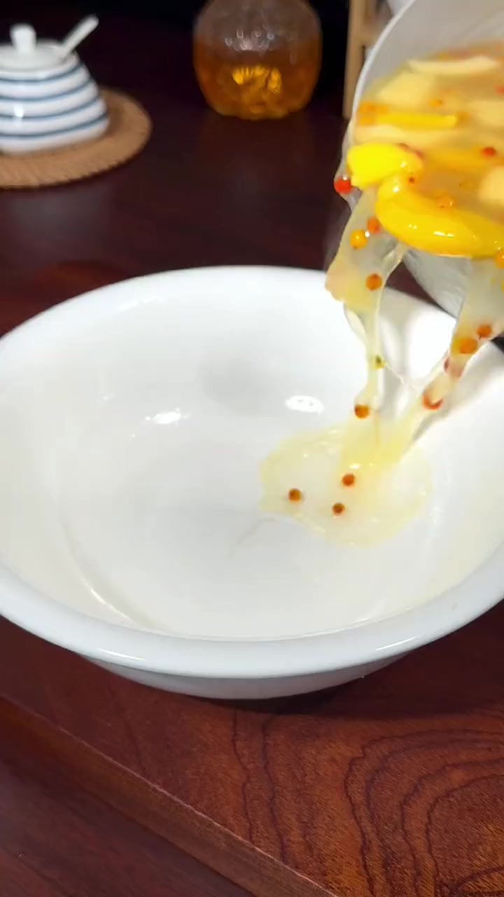 没胃口的时候，来一碗沙棘水果汤，酸酸甜甜的特别开胃