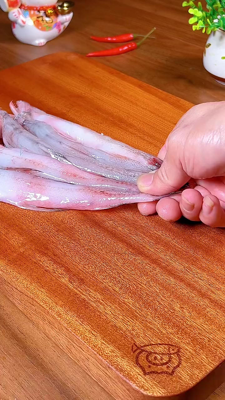 很多人海鲜买回家除了红烧就是油炸,试试做一道豆酱蒸海鲜,鱼肉