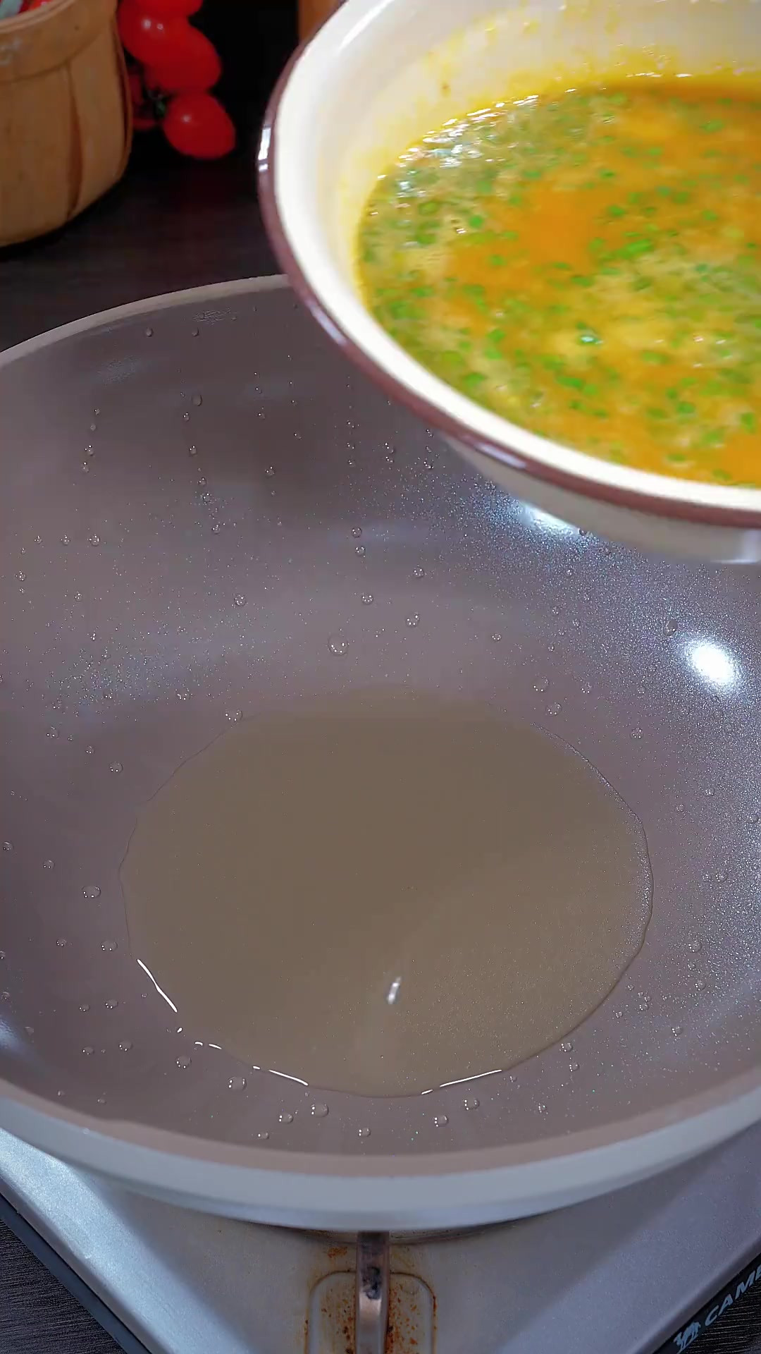 茶餐厅的招牌特色菜，河虾仁抱蛋，嫩滑鲜香，Q弹爽口