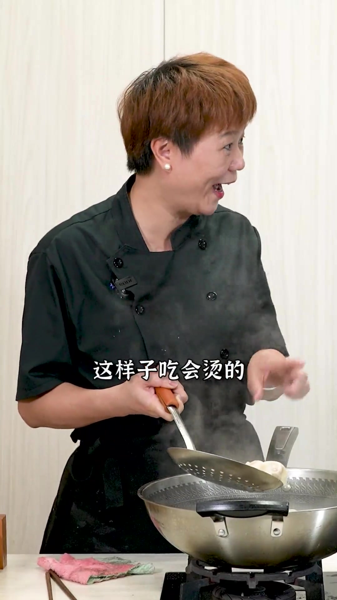 今天帮大家解锁鲜掉眉毛的虾仁饺子做法!自己动手做的难道不比外边皮薄馅大、鲜美多汁嘛?