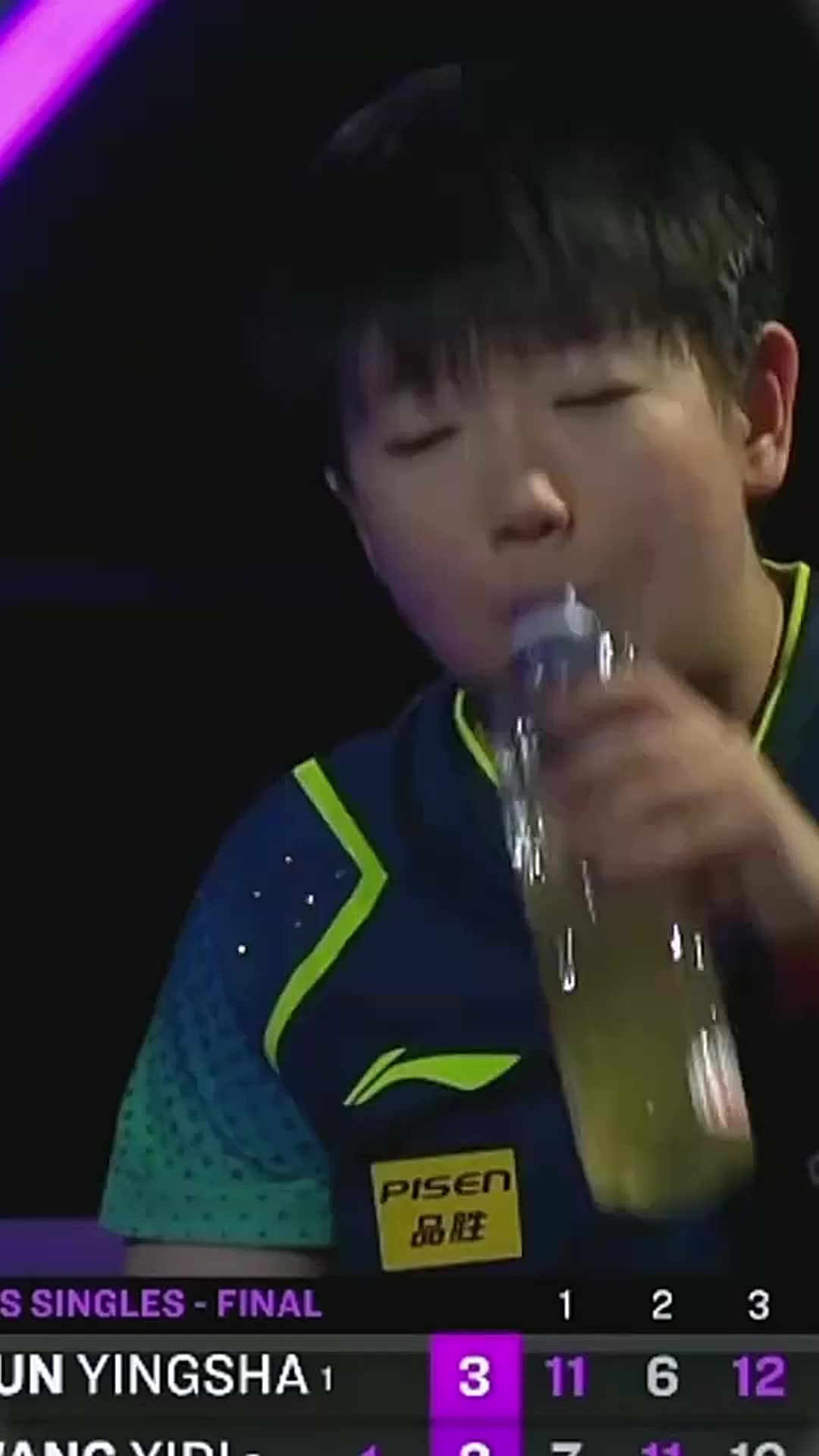 莎莎看着好累啊,头上都是汗水,喝口水又贡献一个表情包