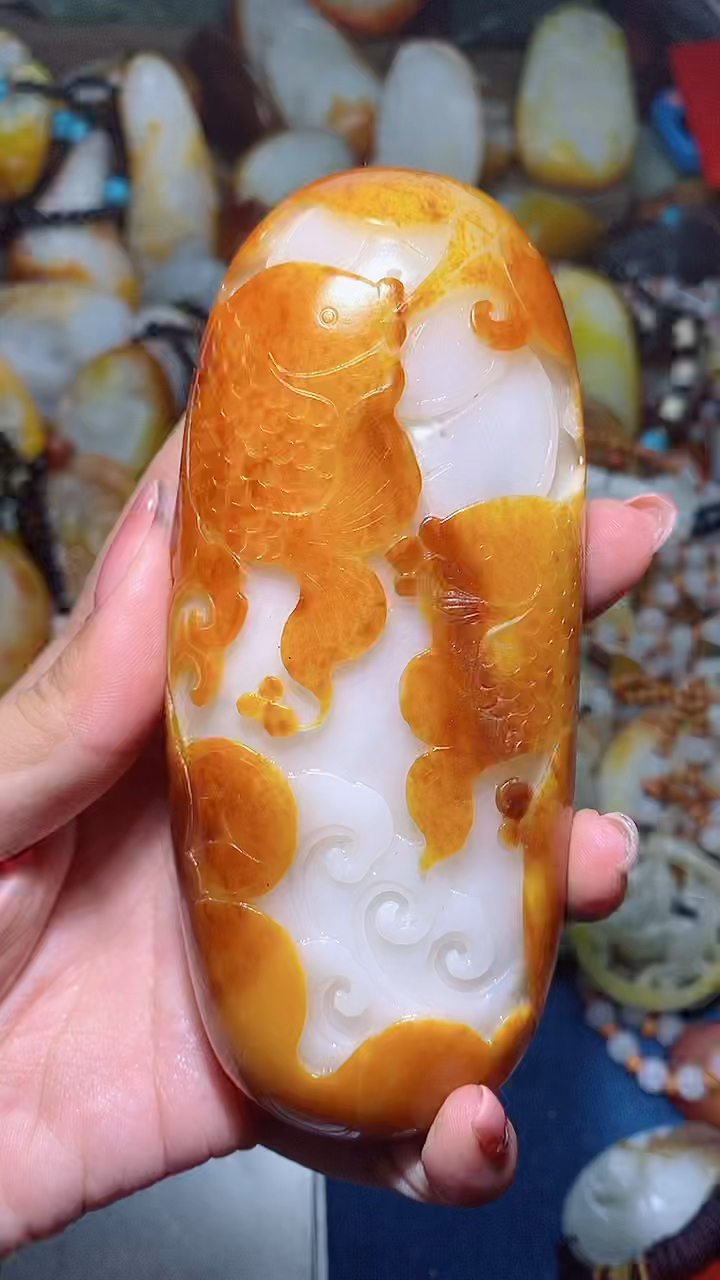 和田玉籽料大手把件年年有鱼,俏色巧雕