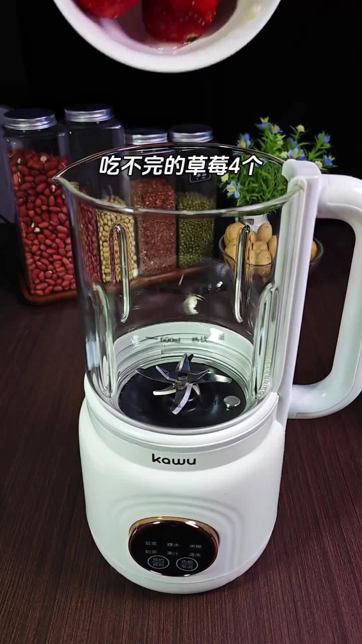 不要在出去买了,自己在家做草莓奶昔,简单好做好喝又放心!