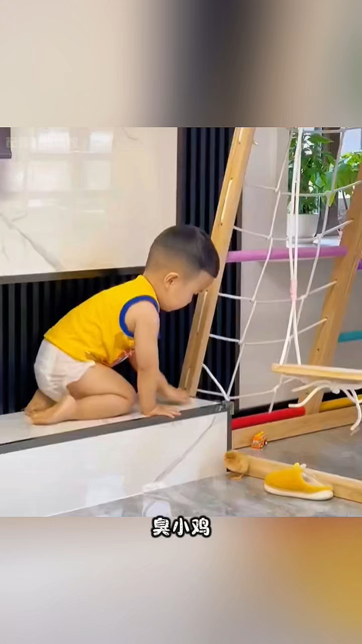 臭小孩居然欺负可爱的小鸡,太可恶了 #萌娃 #人类幼崽 #可爱