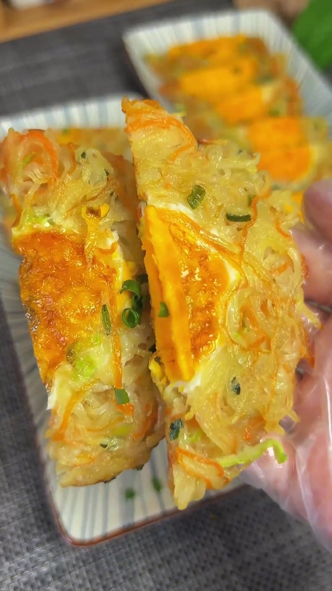 宝宝早餐要营养全面，奶奶10分钟搞定的土豆丝鸡蛋饼