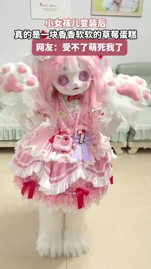 小女孩儿变装后,真的是一块香香软软的草莓蛋糕,真的可爱死了!