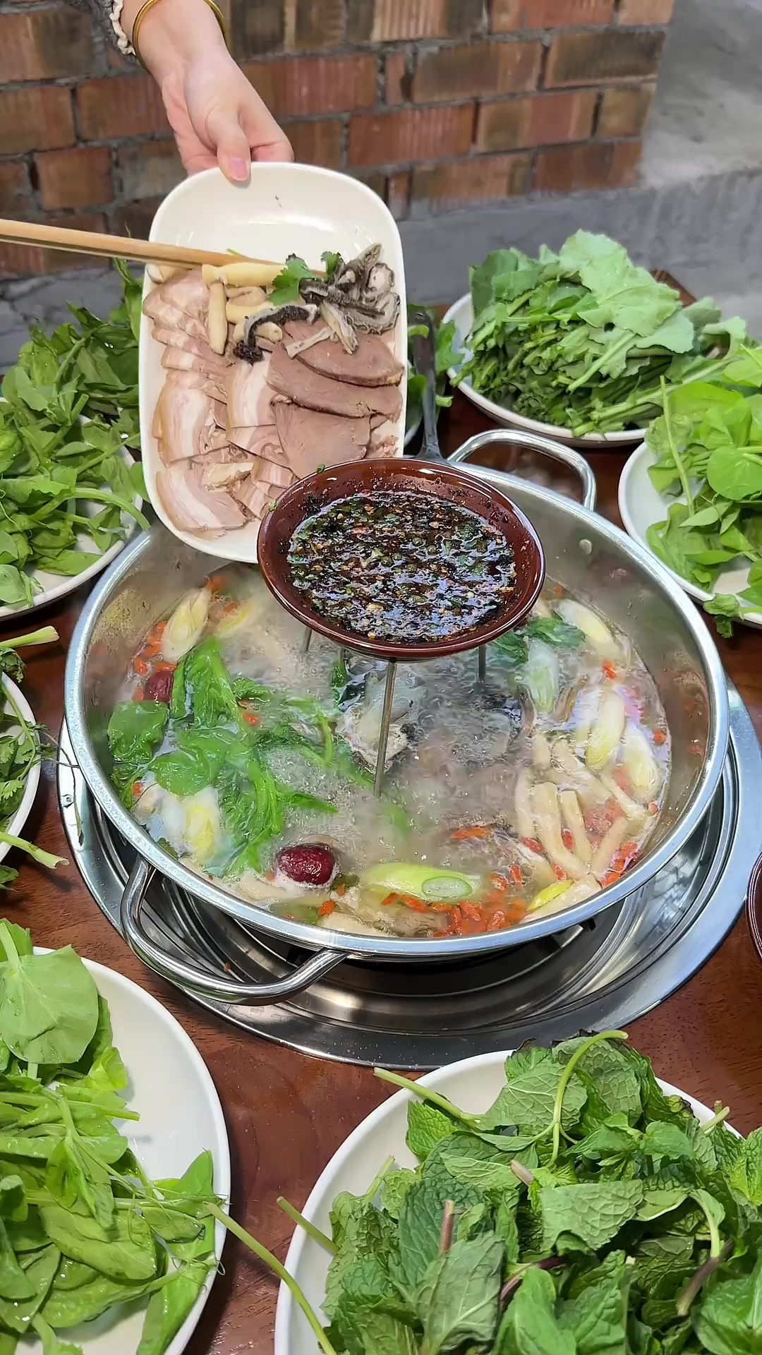 9双人羊肉汤锅，素材水果随便加！还有9的羊肉串！不说了就为