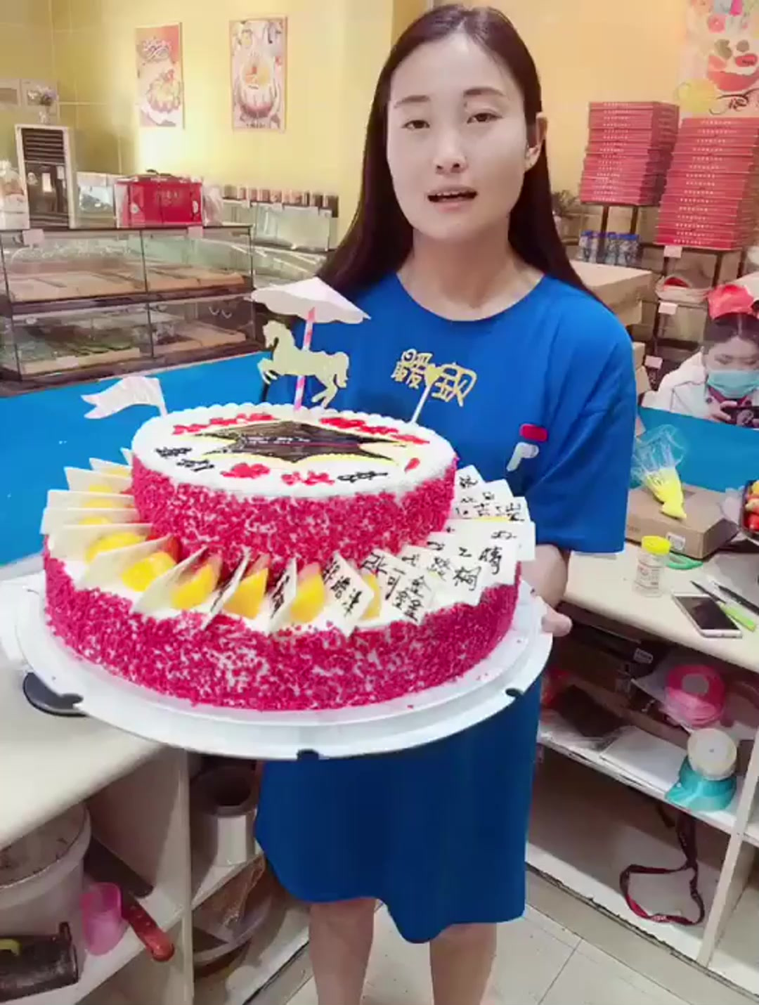 孩子们幼儿园毕业，家长为老师送上毕业蛋糕