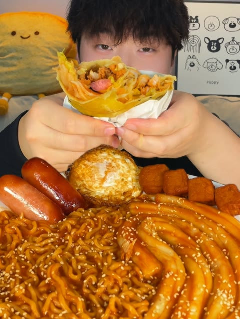 火鸡面粉耗子 煎饼果子 烤肠 鱼豆腐串 煎蛋！煎饼果子配火鸡面嘎嘎香！