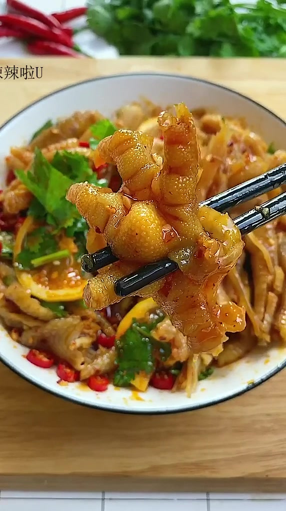你们要的酸辣无骨鸡爪来啦，好吃到停不下来……螺蛳粉也是，吃一