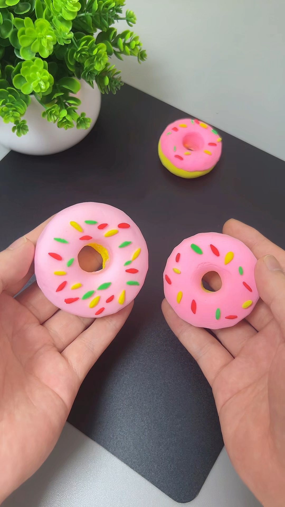 用粘土做简单的甜甜圈吧～#粘土手工 #亲子手工 #幼儿园手工