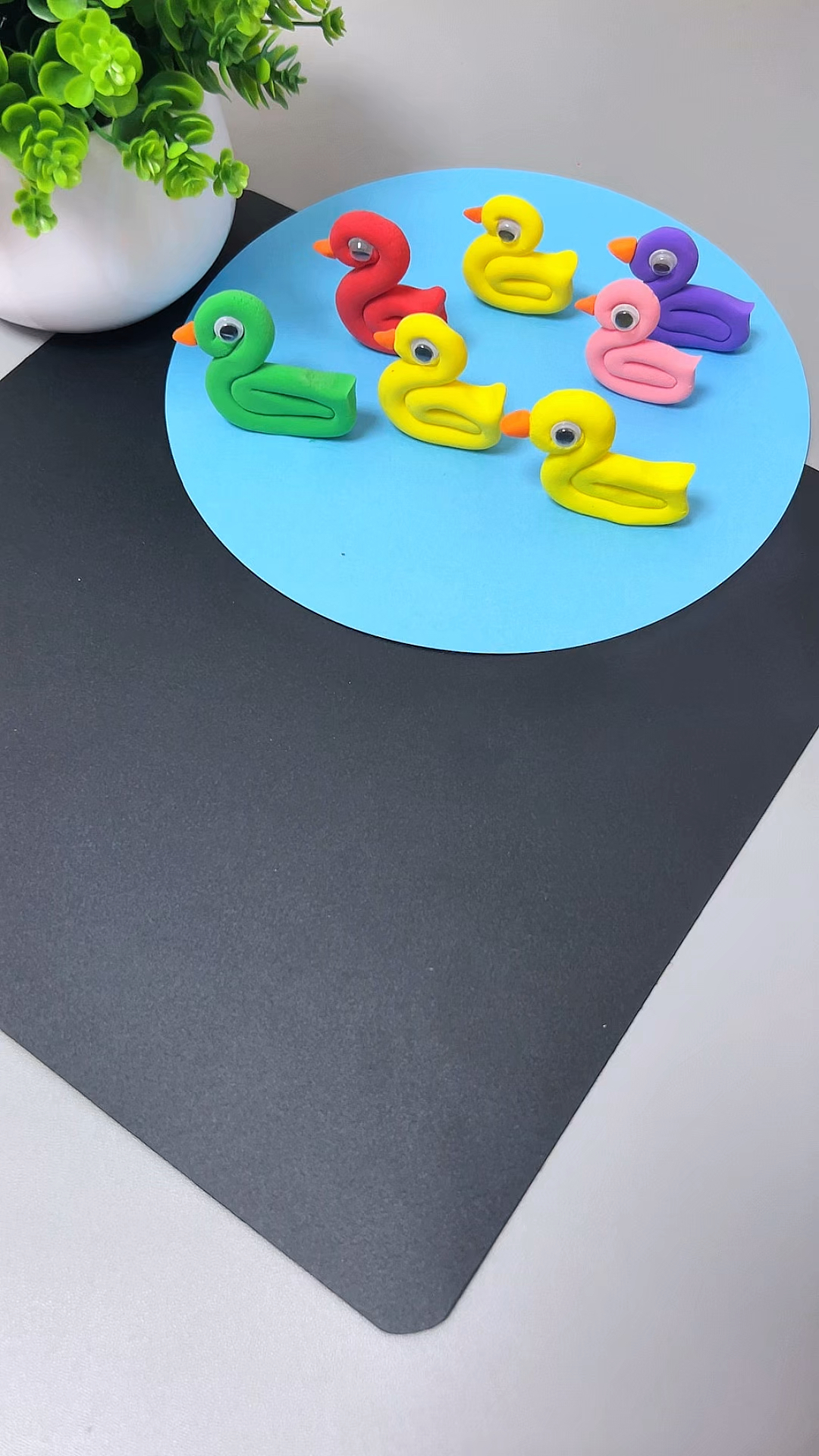 用粘土做可爱的小鸭子,快一起来试试吧#粘土手工 #亲子手工