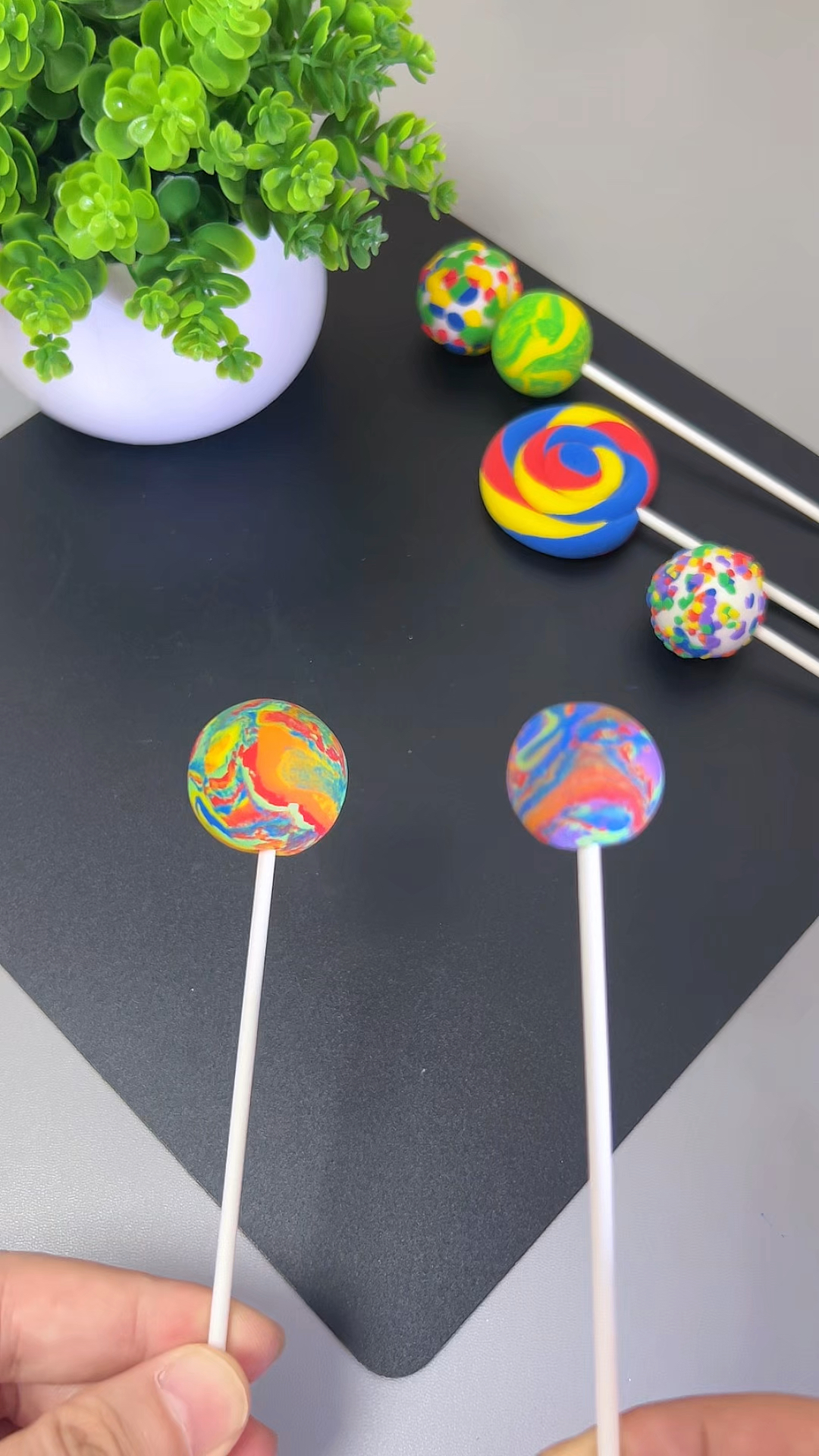 用粘土做好看的彩色棒棒糖,一起来试试吧!#亲子手工 #粘土手工