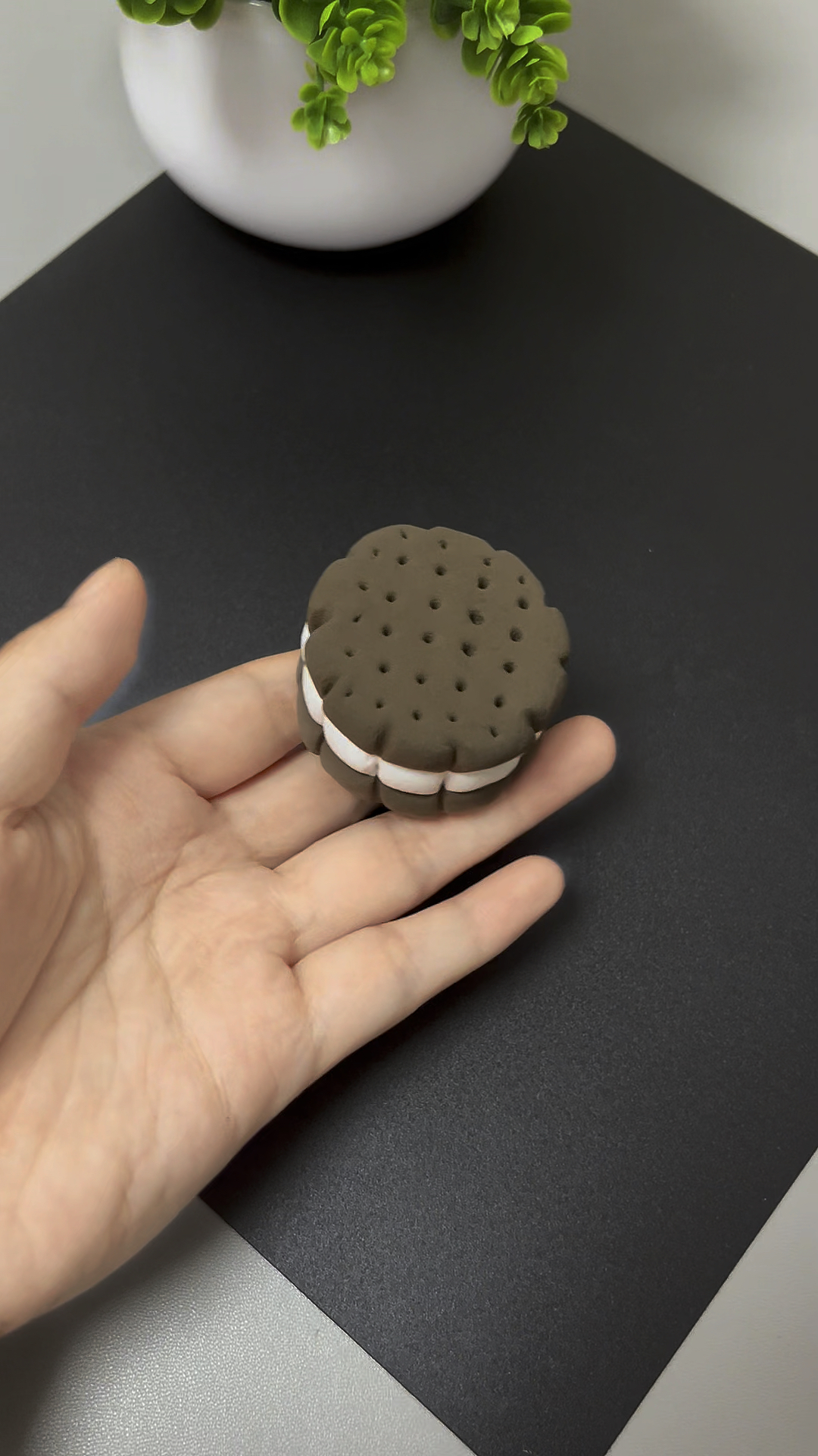 用粘土做巧克力曲奇饼干,快一起来试试吧!