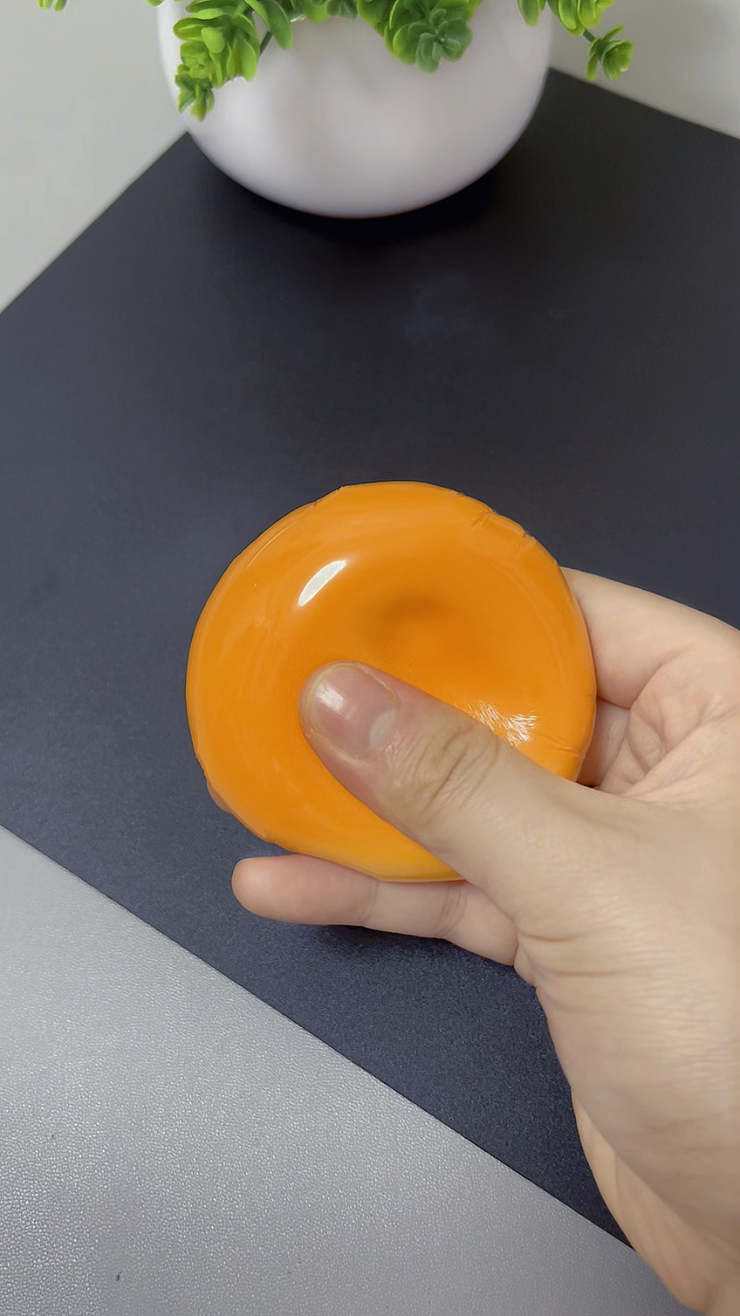 用粘土和保鲜膜做捏捏乐,简单又有趣,快来一起试试吧!