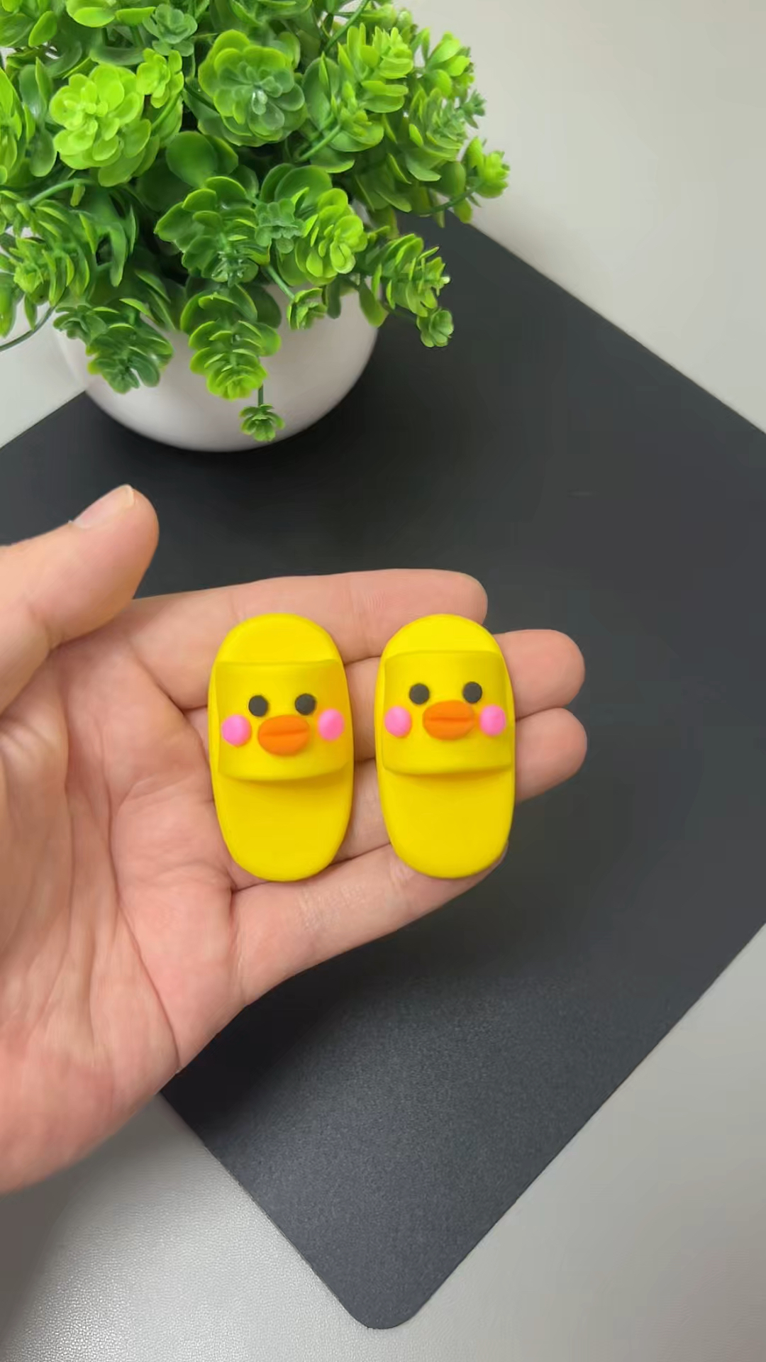 用粘土做小黄鸭拖鞋,快来一起试试吧!#亲子手工 #粘土手工