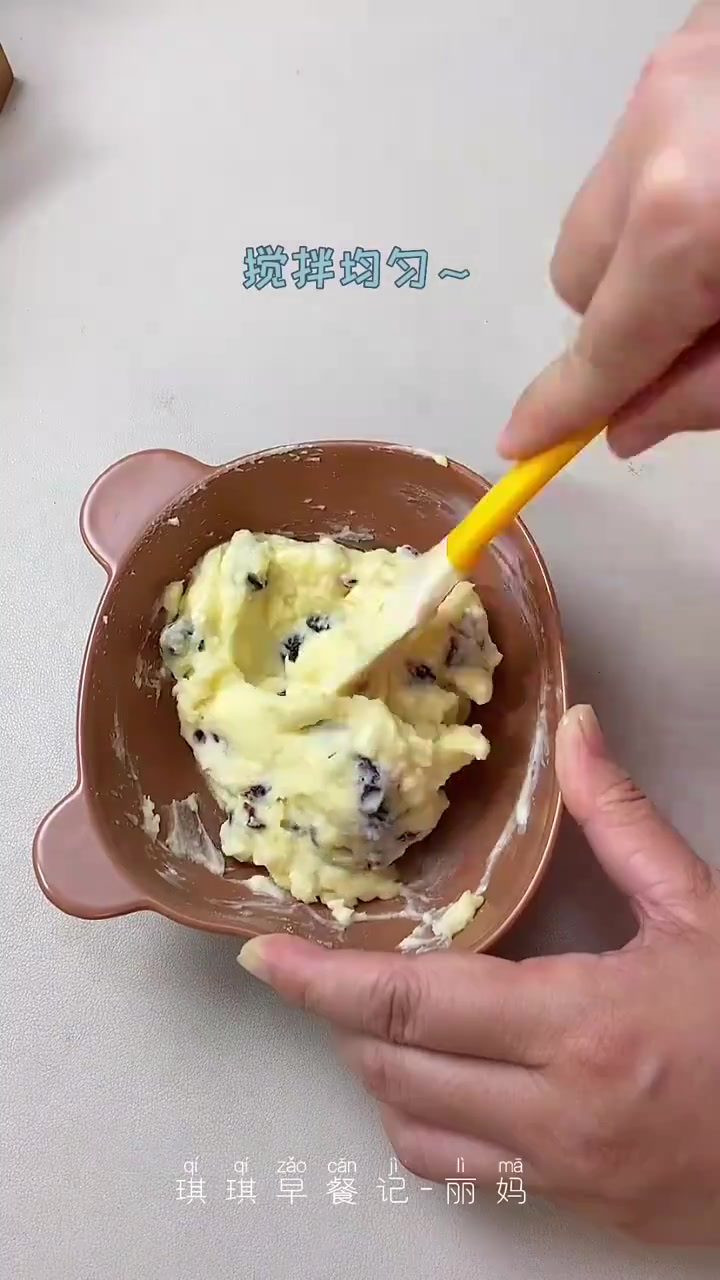 今天做了奈雪同款火龙果奶酪软欧包～