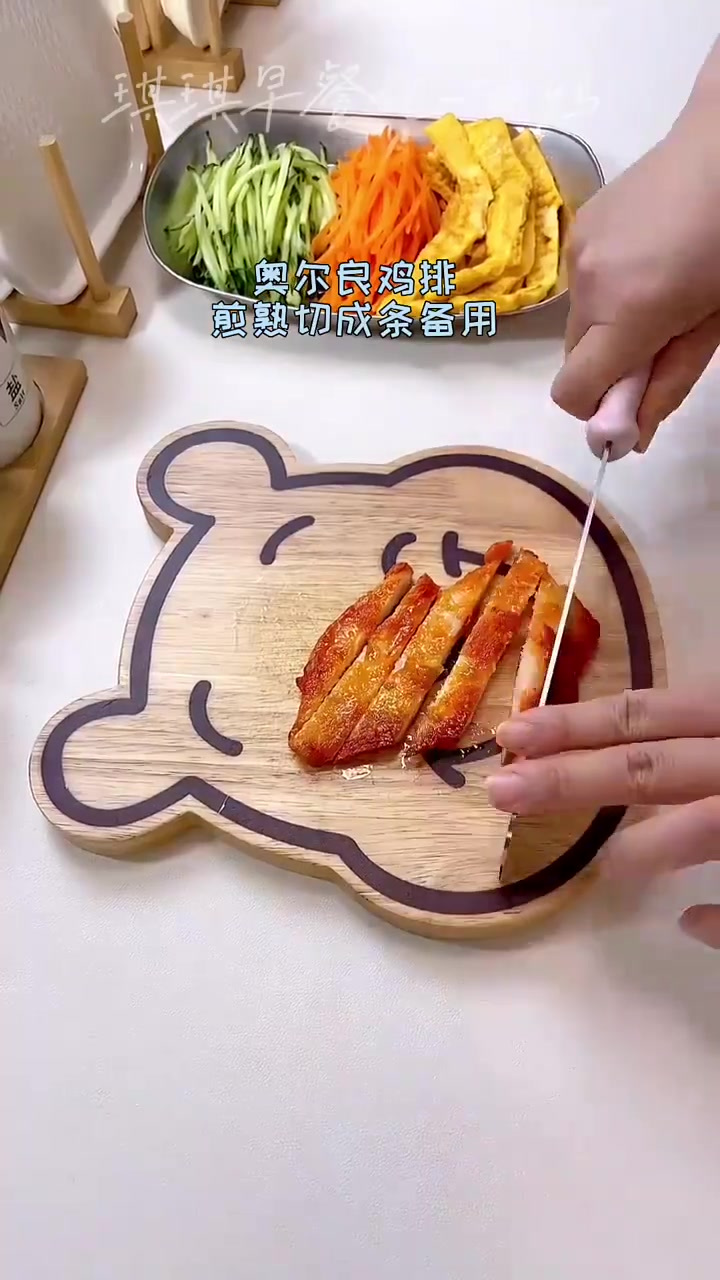 今天做了鸡排蔬菜卷饼，还有鱼皮饺紫菜汤