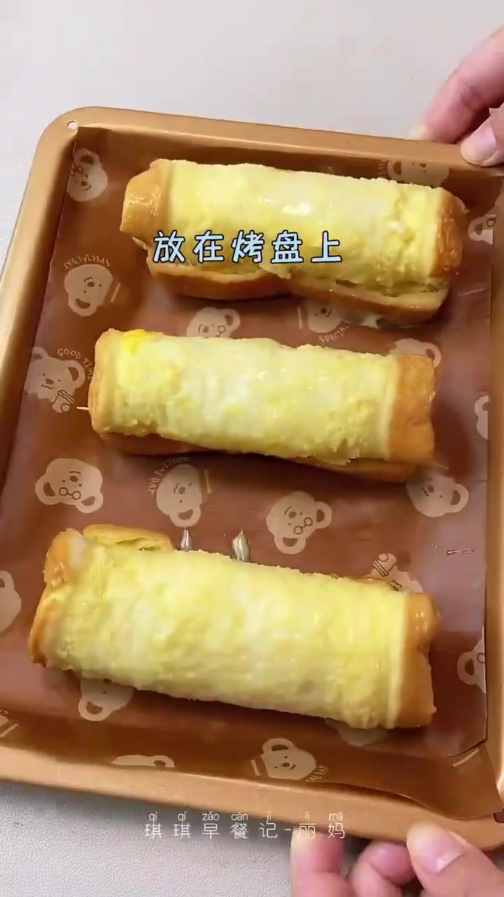 今天做了爆浆火腿芝士吐司卷～还有红薯软曲奇～