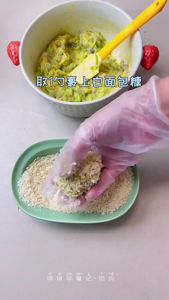 今天做了香酥西葫芦虾饼～还有香肠厚蛋烧紫米饭卷