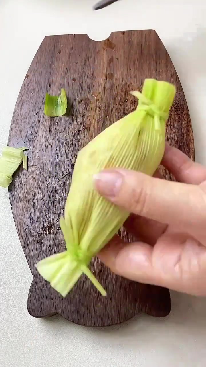 小学生早餐100天不重样用玉米叶做了糯米饭团