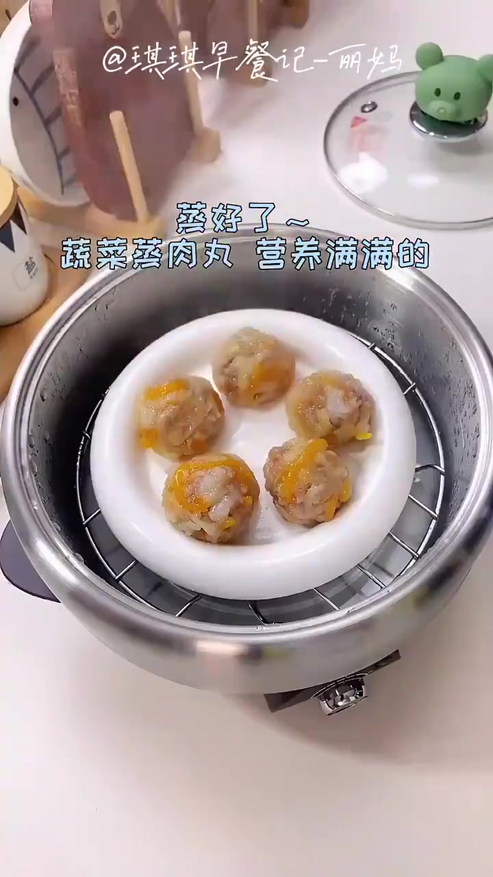 今天做了鳕鱼骨汤面,鲜甜美味～还有蔬菜蒸肉丸