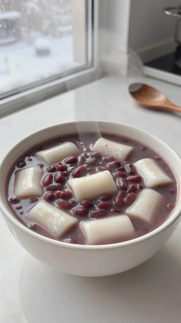 红豆+年糕煮红豆年糕汤，冬天喝暖身软糯好吃