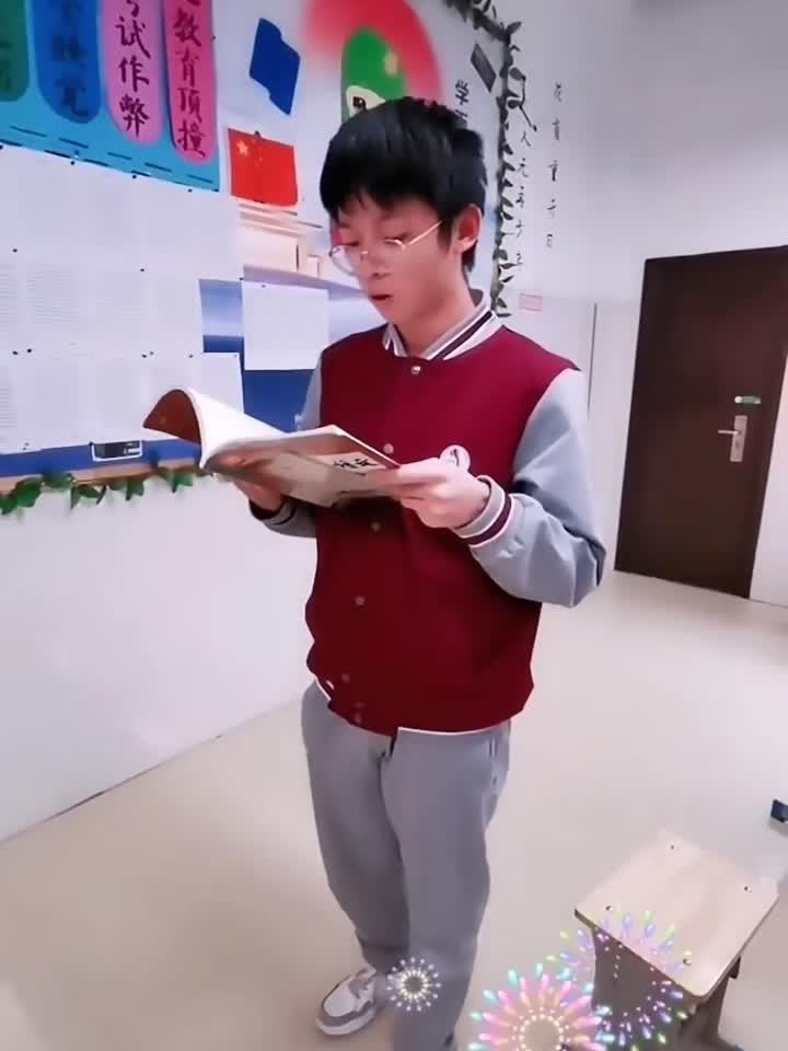 创新班陈嘉麒同学严以律己发奋学习,在期中考试中以853的成绩荣