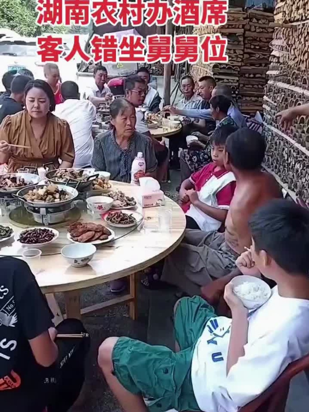 湖南农村办酒席,客人错坐舅舅位,被舅舅叫起来让坐位