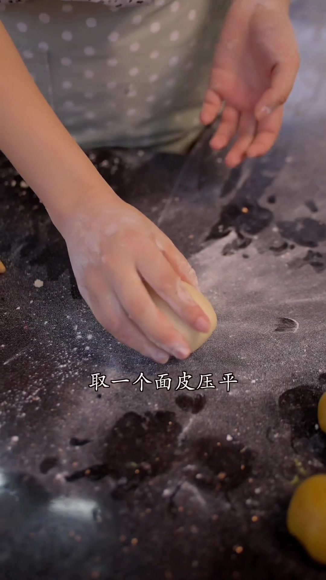 这样香喷喷的板栗饼就做好了