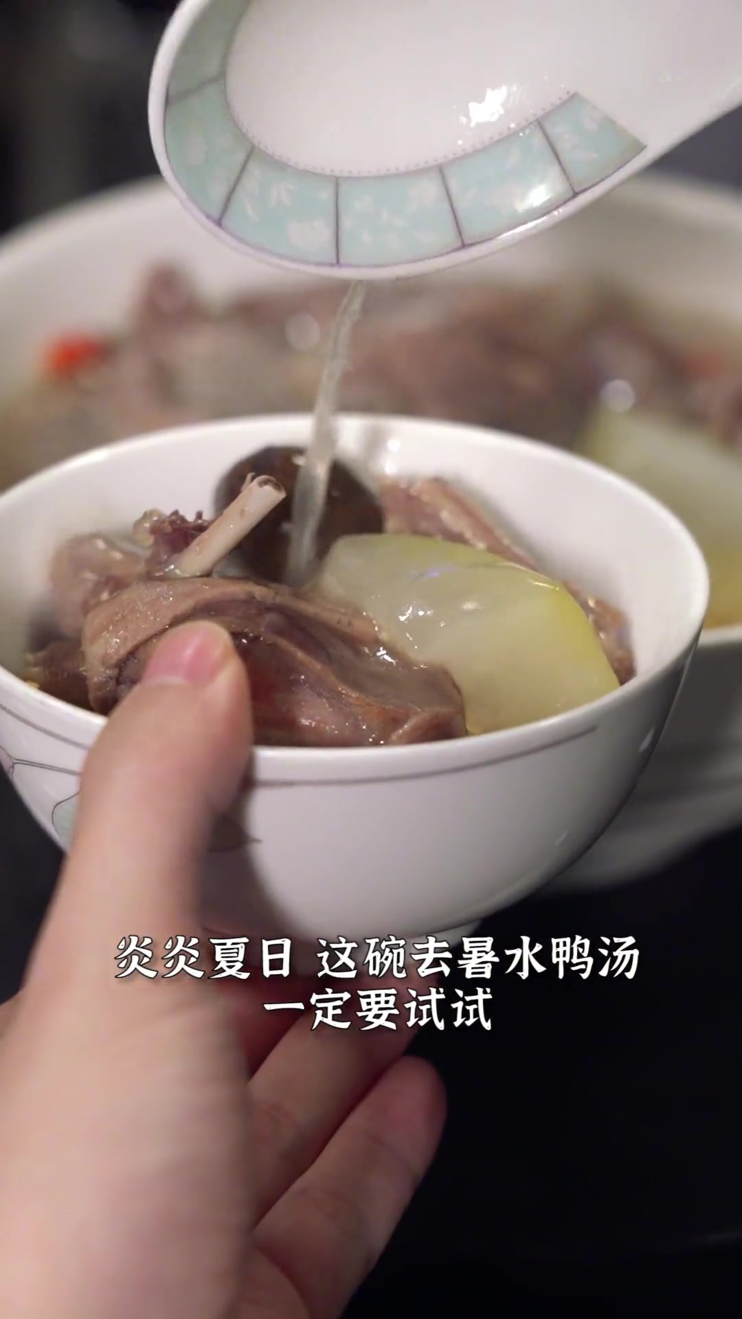 最近天气炎热~如果你一出门就感觉火气旺，那就非常需要一碗咸橄榄水鸭汤来降降火啦！