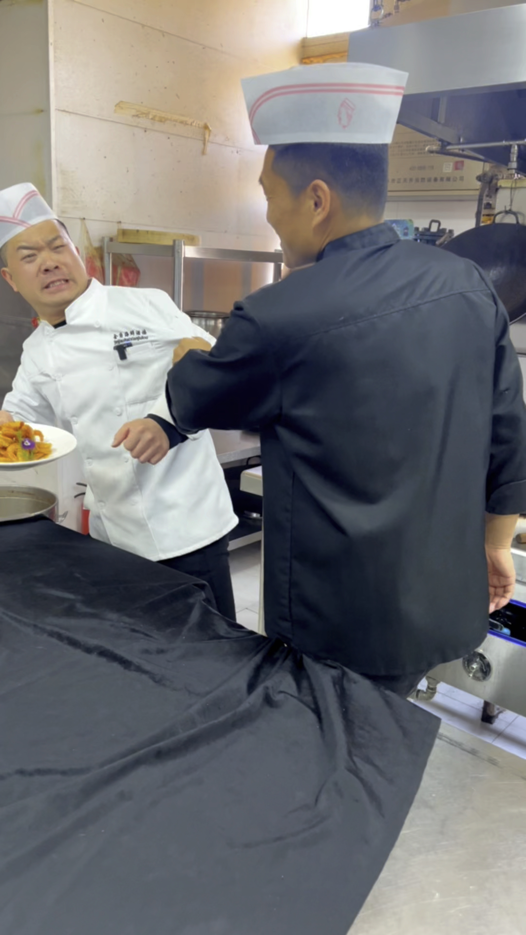 酒店家常菜大虾的新吃法操作简单看看大厨如何制作