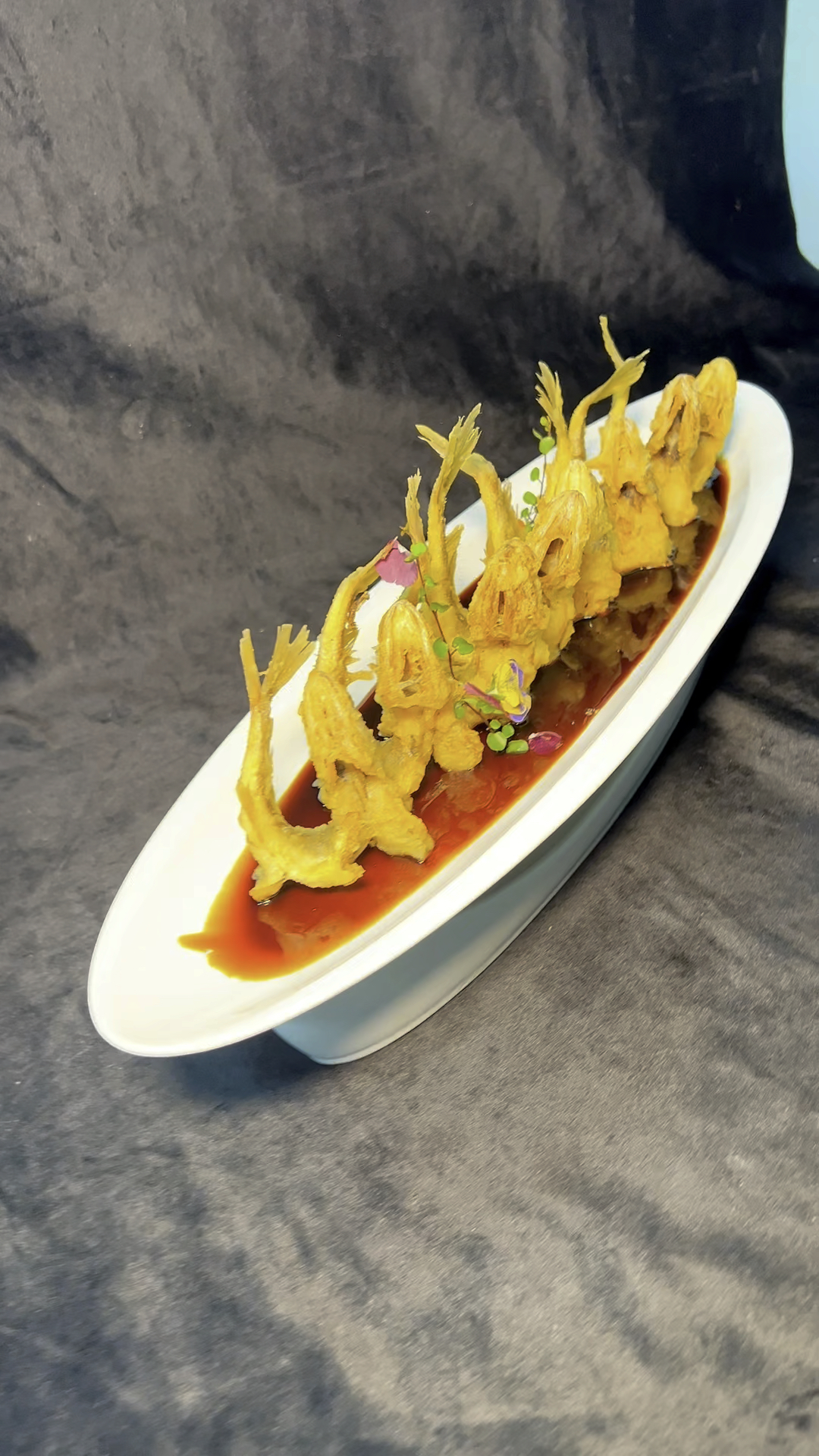 酒店里的招牌菜黑醋小黄鱼色泽金黄口感酥脆